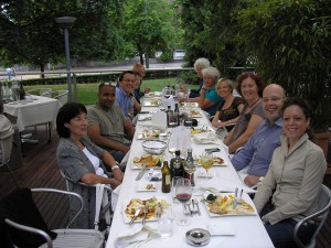 Tout le monde n’est pas sur la photo…excusez-moi, il y a deux tablées ! 